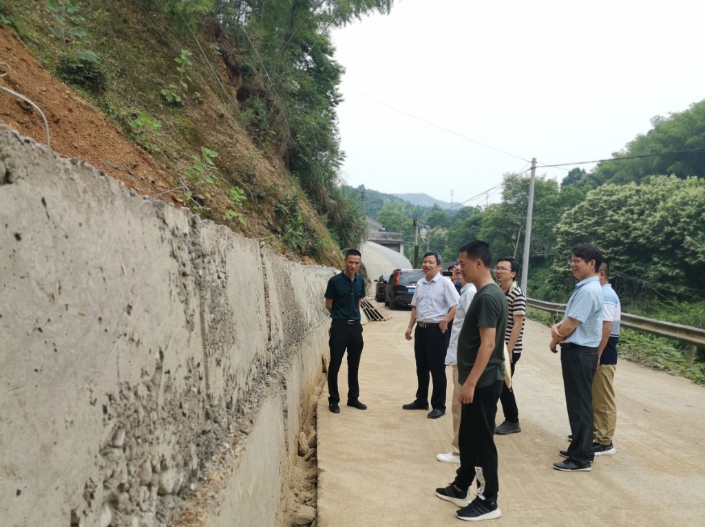 黄升阳赴八斗村调研脱贫攻坚工作