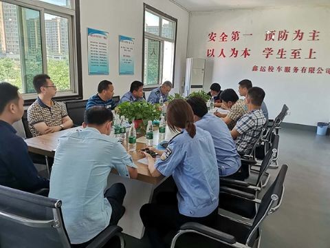 交警支队联合市教育局开展城区校车交通安全检查