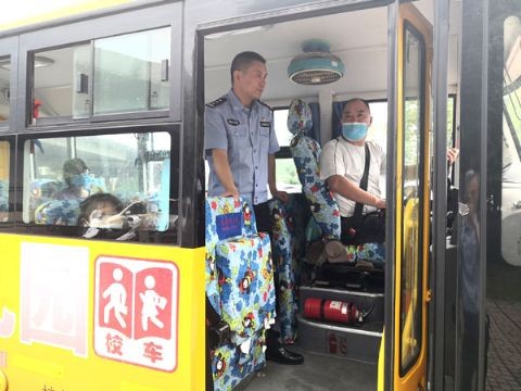 傅晓峰同志督导“国省道统一行动日”整治工作