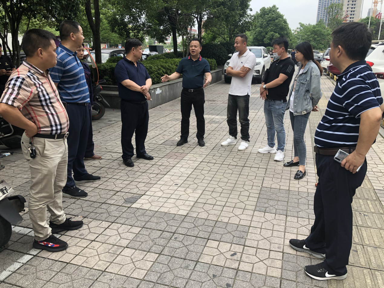 晓彤局长带队现场调研停车泊位建设情况