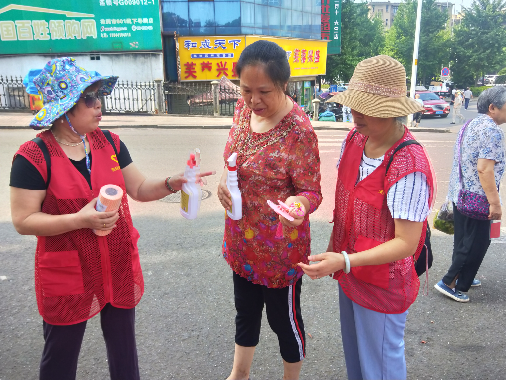 茨菇塘街道：爱心义卖　传递温暖