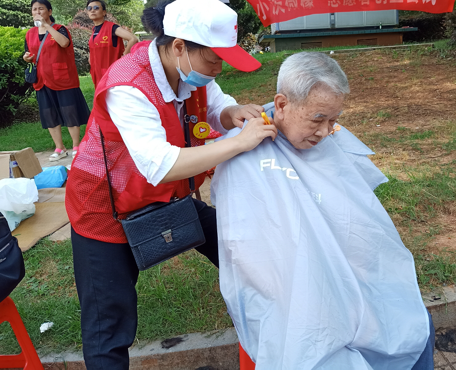 茨菇塘街道：爱心义卖　传递温暖