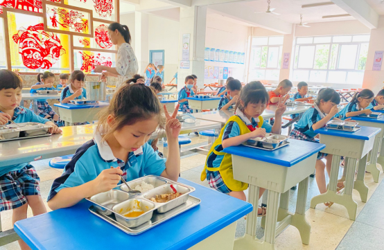 滨江小学就餐按下“静音键” ——记滨江小学推出“无声就餐”文明行动