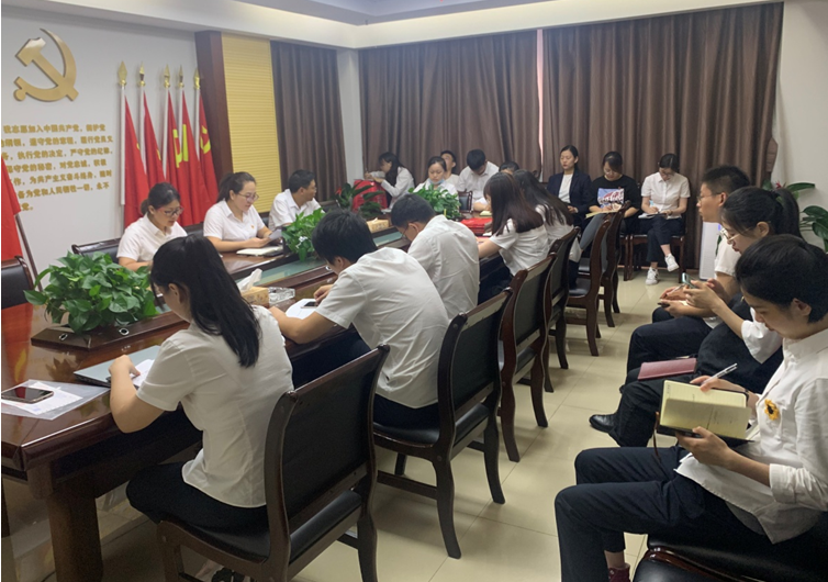 区产业服务中心传达学习区“产业项目建设年”活动暨“温暖企业”行动推进大会精神