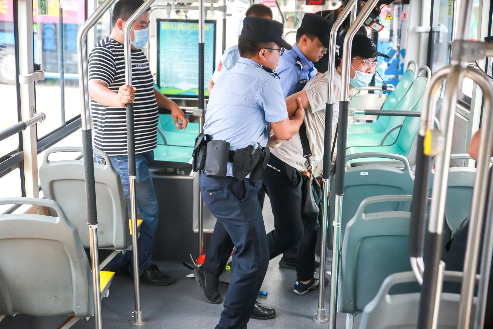 我市开展公交突发事件应急处置演练