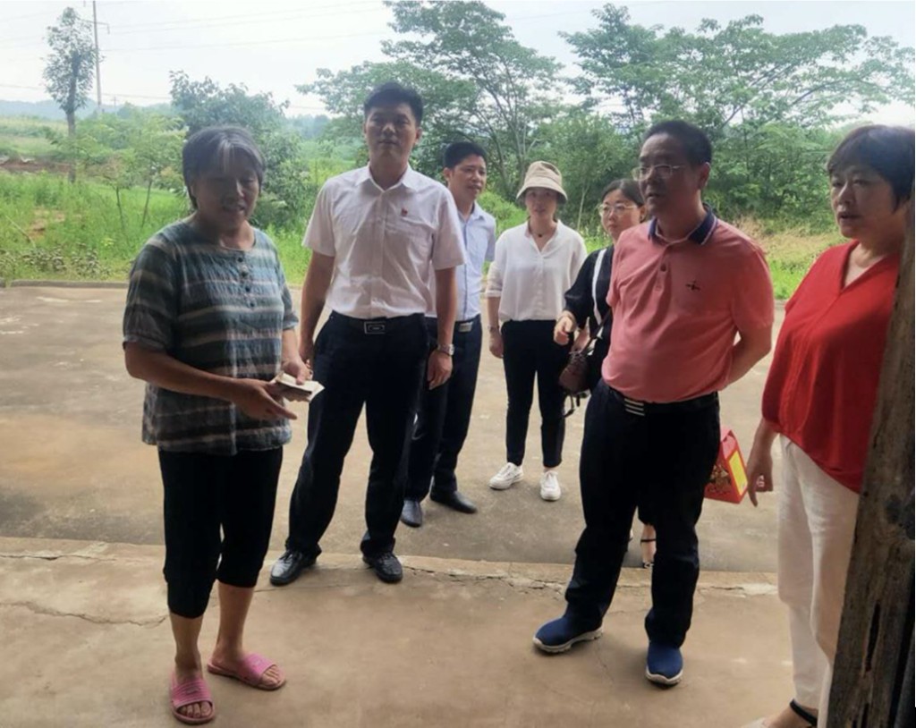 区人民政府副区长周天浩、黄志斌带领区残联、区教育局、区行政审批服务局等开展“联村帮扶”工作