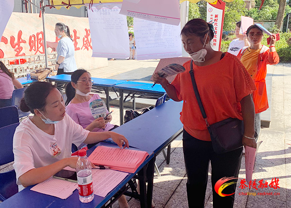 株洲市“贫困人口返岗就业”现场招聘会走进腰潞镇