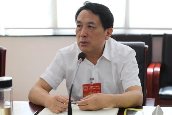 【两会·关注】康月林参加第一代表团讨论