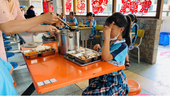 滨江小学就餐按下“静音键” ——记滨江小学推出“无声就餐”文明行动