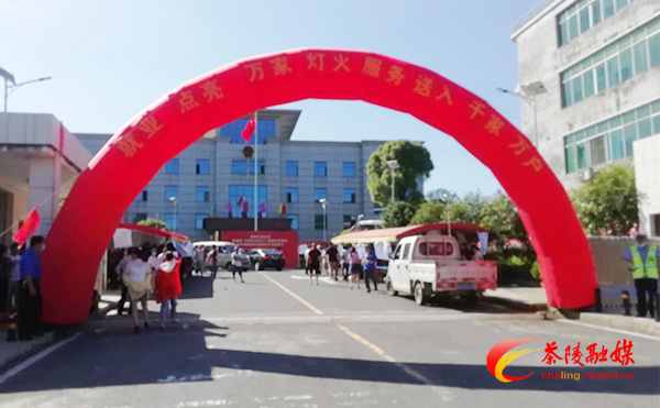 株洲市“贫困人口返岗就业”现场招聘会走进腰潞镇