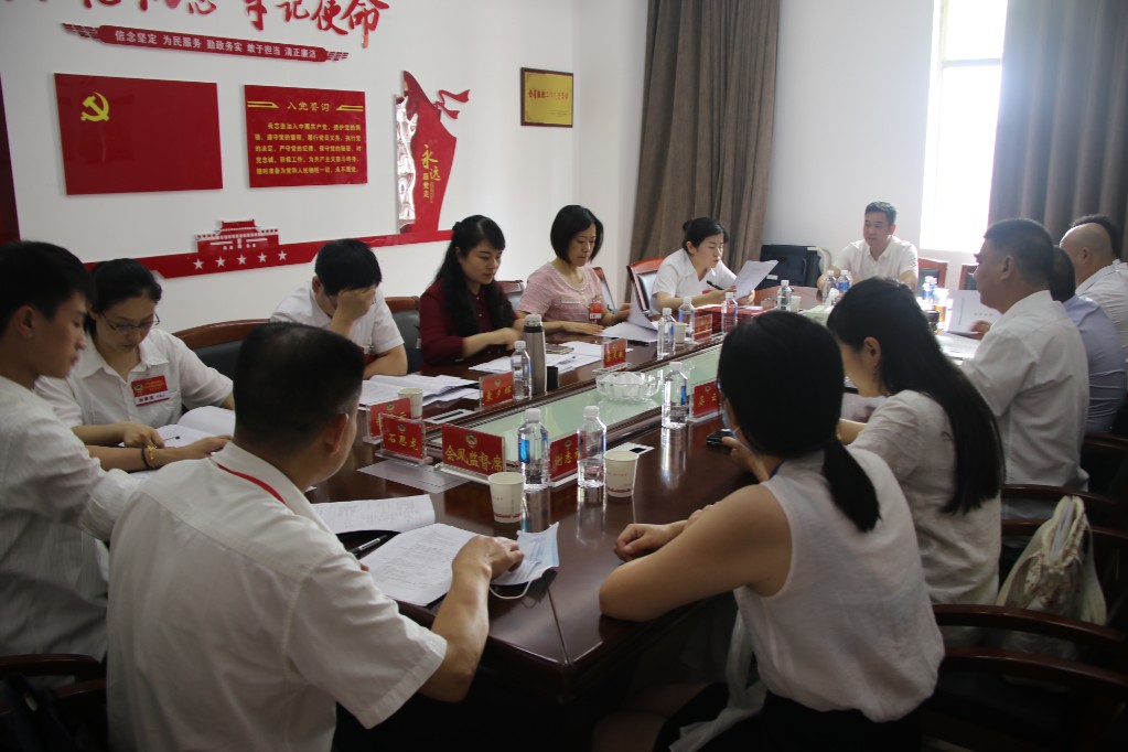 政协委员进行分组讨论 集智聚力积极建言献策