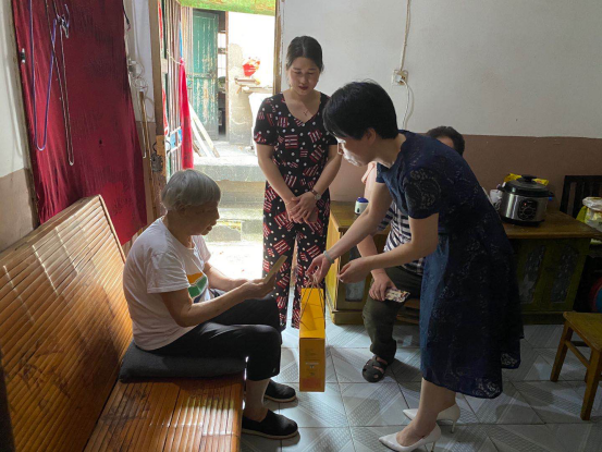 荷塘区政协提案学联委一行到月塘街道石子头社区慰问困难独居老人