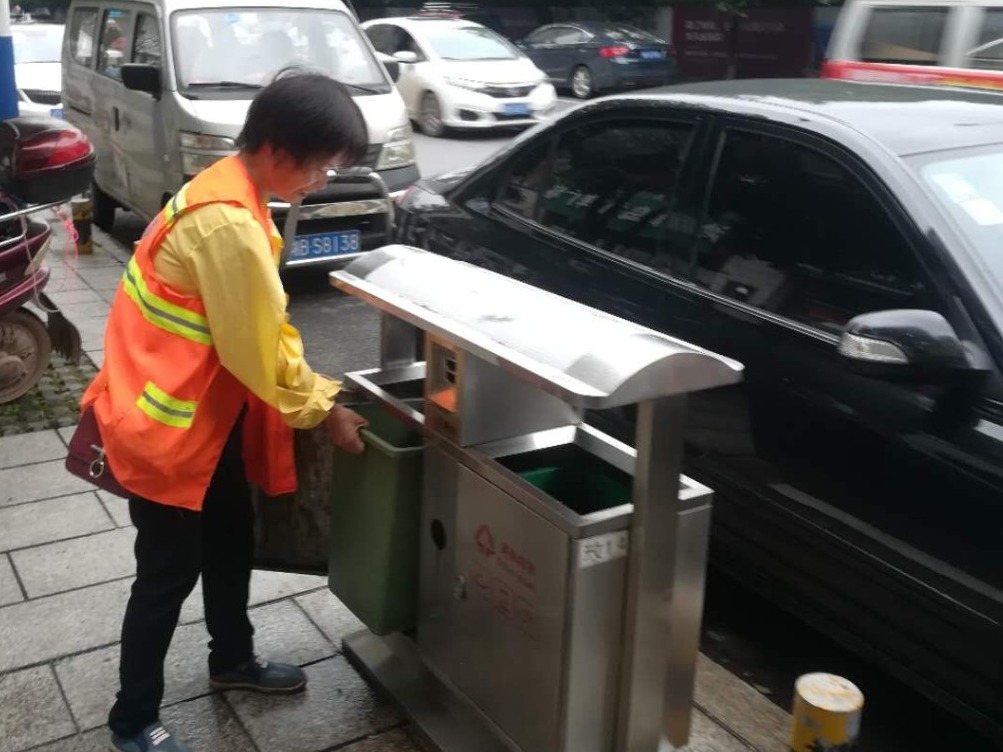 果皮箱换“新装” 点亮幸福荷塘