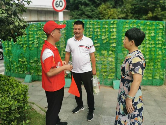 防暑降温送爱心，“三心”党员志愿服务队在行动