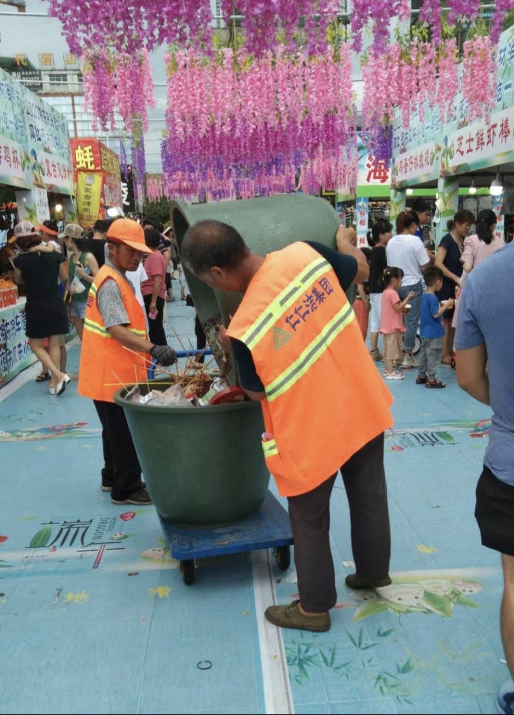 环卫工人全力保障展会环境卫生