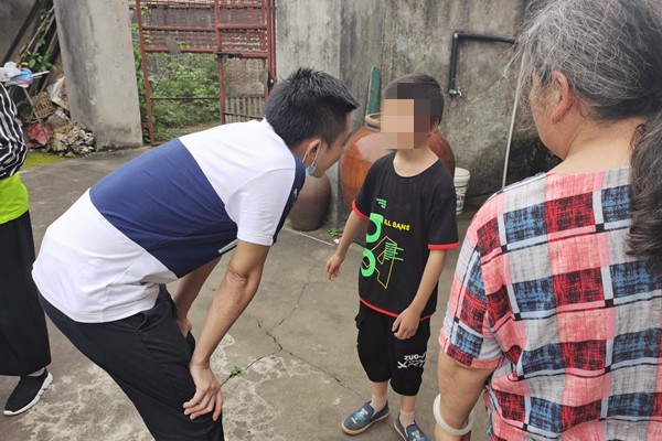 明照街道开展六一慰问活动