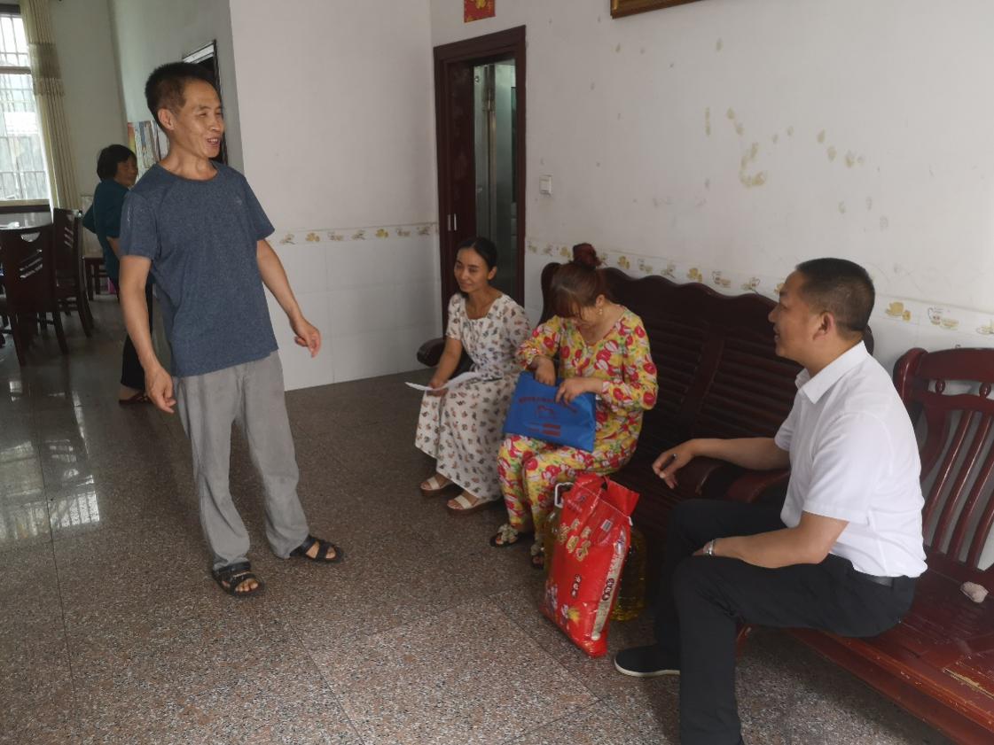 株洲市生态环境局醴陵分局走访贫困户，送去端午情