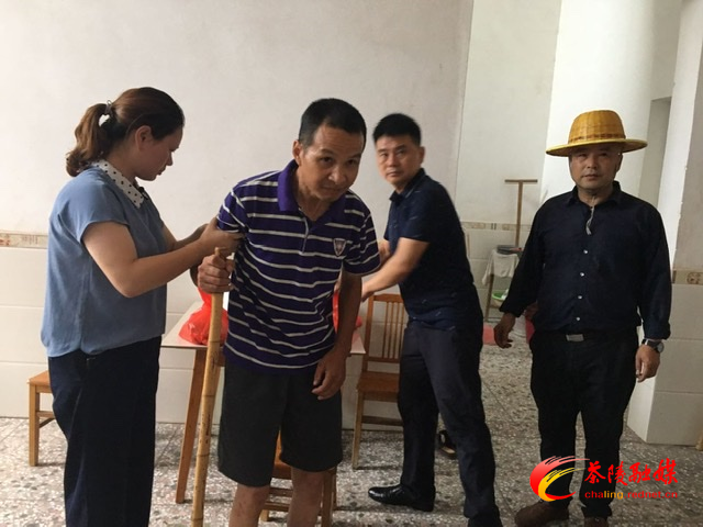 洣江街道拱塘村：端午送粽子 温暖贫困户