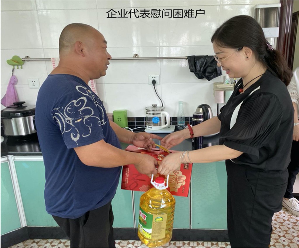 区人民政府副区长周天浩、黄志斌带领区残联、区教育局、区行政审批服务局等开展“联村帮扶”工作