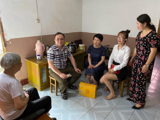 荷塘区政协提案学联委一行到月塘街道石子头社区慰问困难独居老人