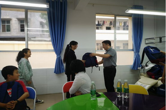三门中学开展“庆六一、送温暖”活动
