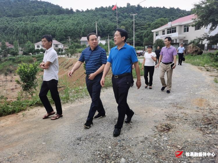 康月林调研指导省级贫困村脱贫工作　强调：要强化贫困群众“造血”功能 坚决杜绝脱贫再返贫