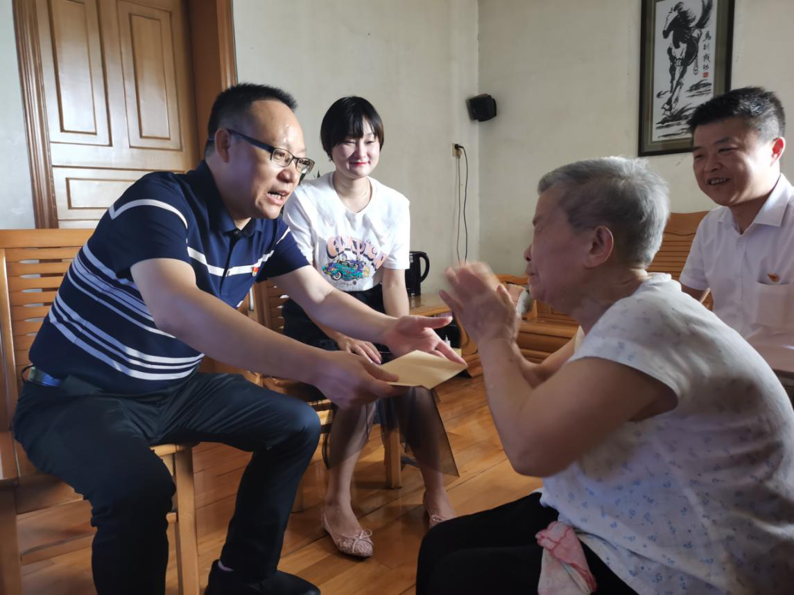 区委办一行“七一”前走访慰问困难党员