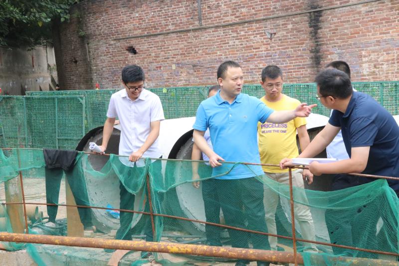 株洲市生态环境局荷塘分局周应和局长陪同区委书记检查辖区内黑臭水体治理工作