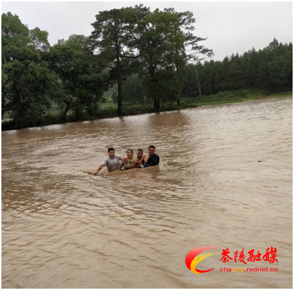 高陇镇石冲村：群众被困水中 跳水救人的英雄就是他