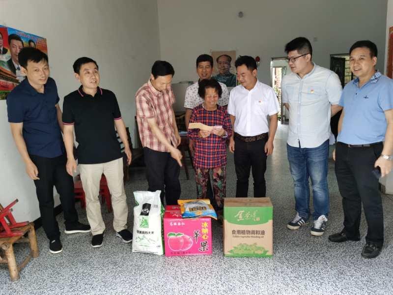 区自然资源局党支部一行赴茶陵县石龙村开展扶贫慰问