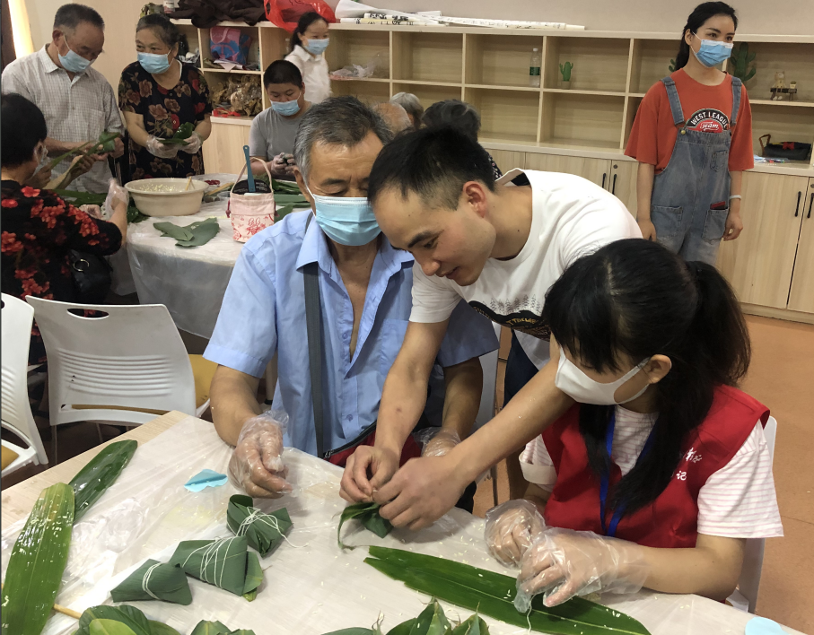 “浓情端午·浸润童心” --茨心相向·校园记者进社区特别活动