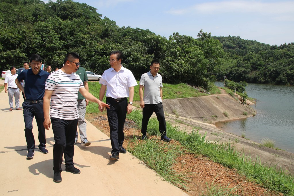 荷塘区总河长王利波带队巡河