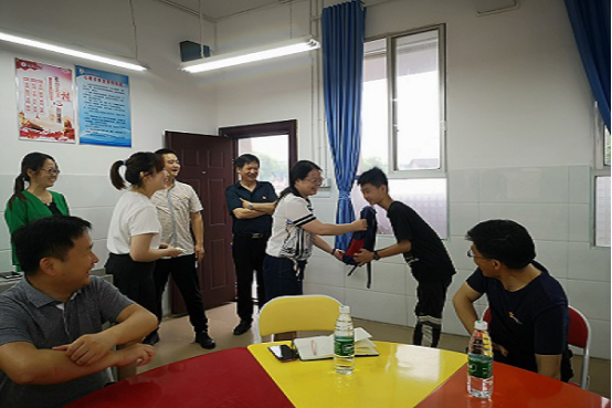 三门中学开展“庆六一、送温暖”活动