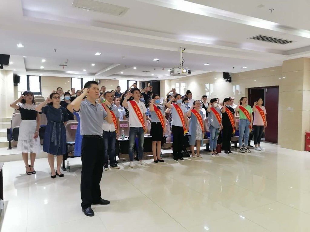 行政审批服务局党支部开展“智慧荷塘跟党走 窗口党员争先锋” 迎“七一”主题活动