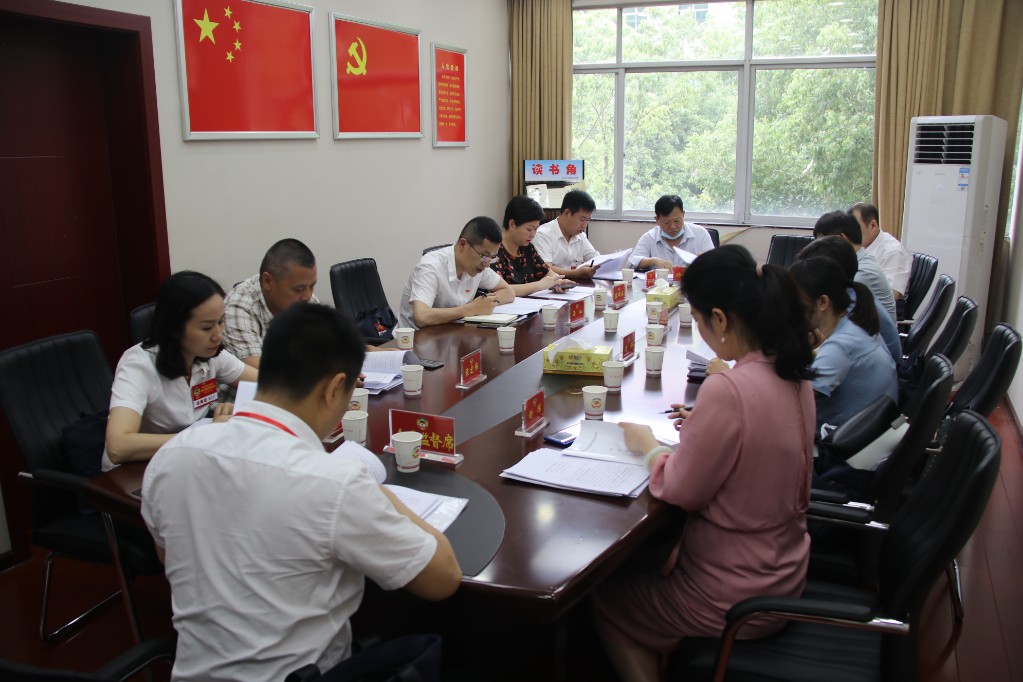 政协委员进行分组讨论 集智聚力积极建言献策