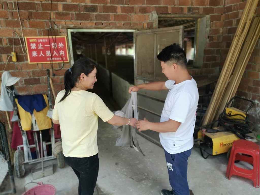 黄丰桥镇：小伙不当白领当“养猪倌”　回家乡闯天地