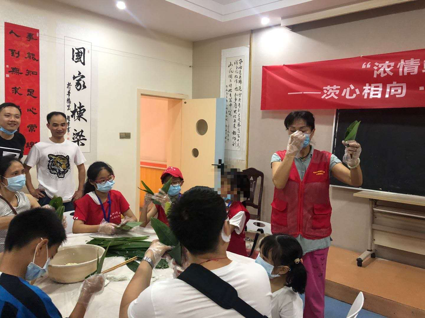 “浓情端午·浸润童心” --茨心相向·校园记者进社区特别活动