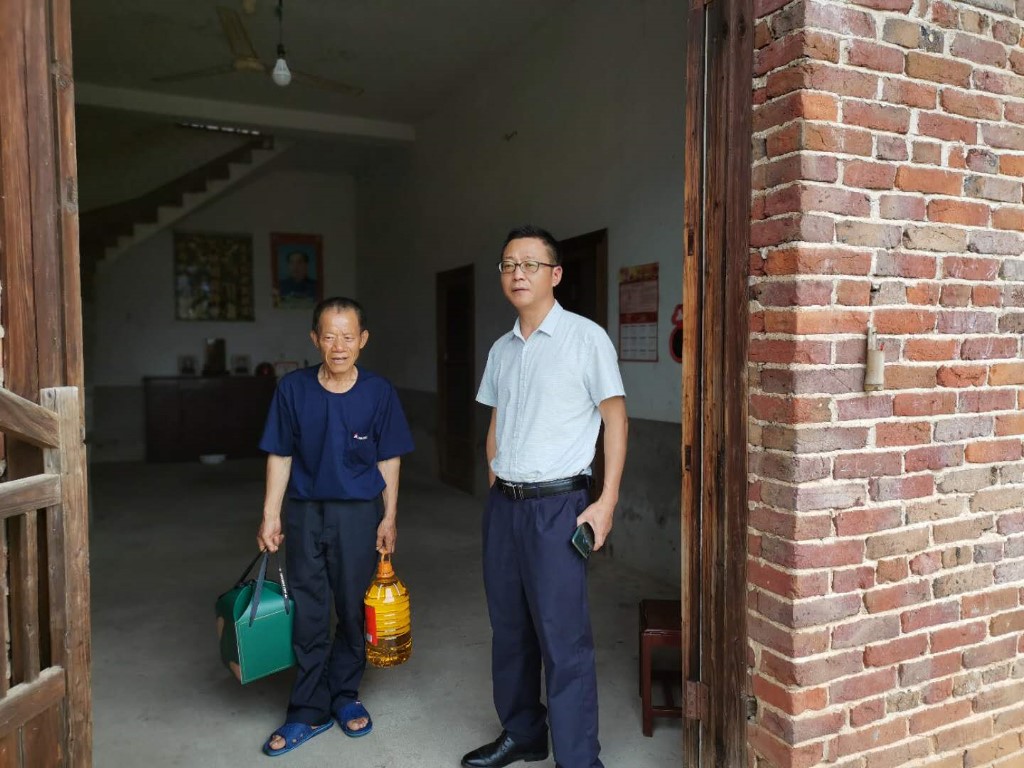 精准扶贫再入户 节前慰问情意浓——县城管局党员干部端午节前走访结对帮扶贫困户