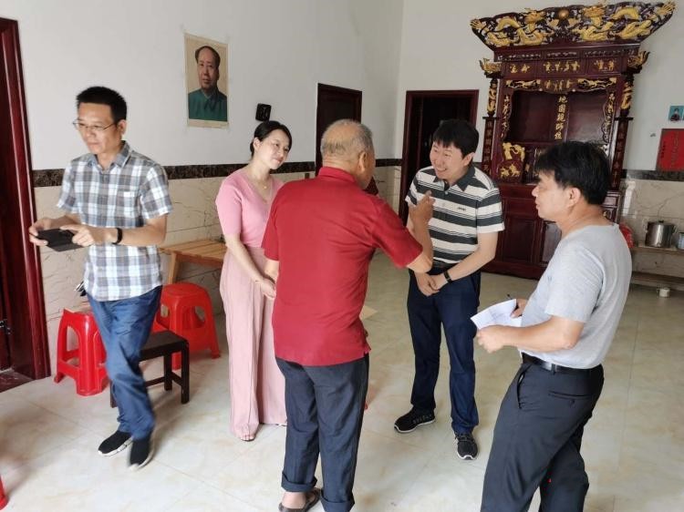 迎“七一”：县领导走访慰问困难党员