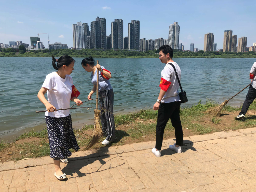 区审计局到公园社区开展在职党员进社区志愿服务活动