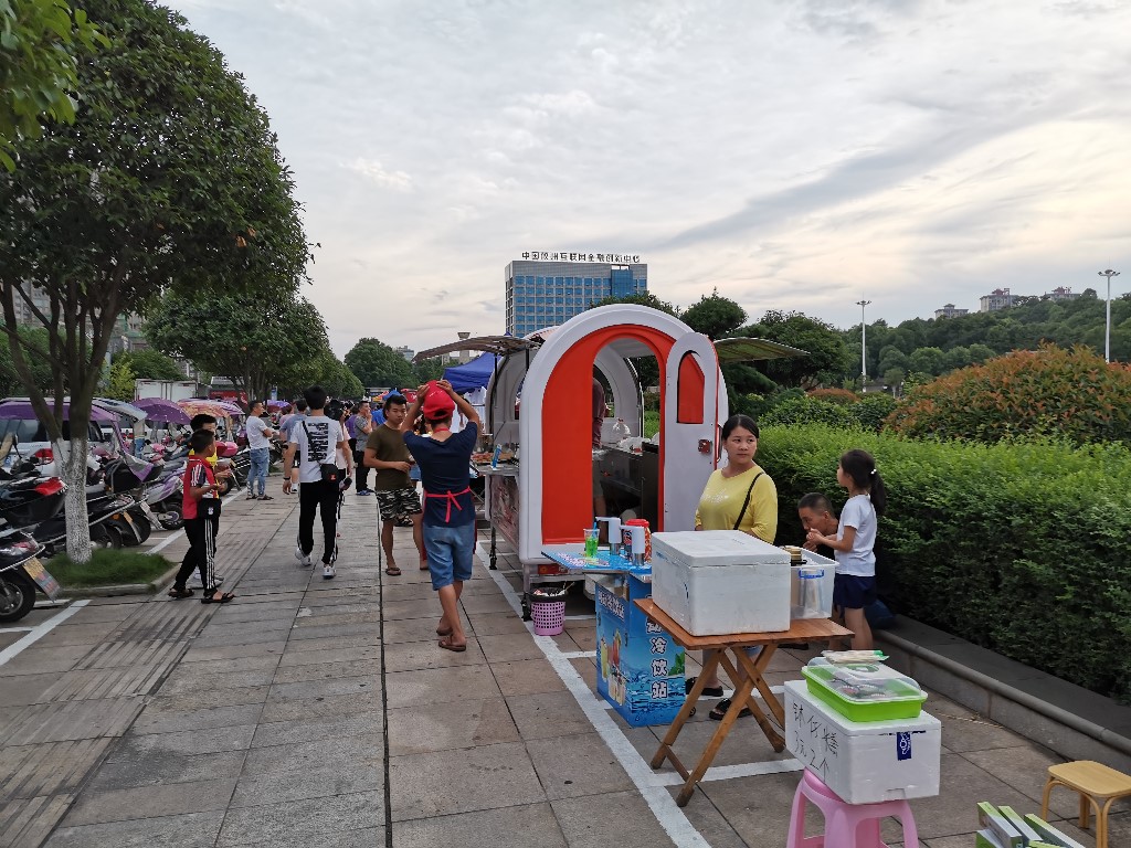 攸县城管执法大队对城区“地 摊经济”进行综合治理