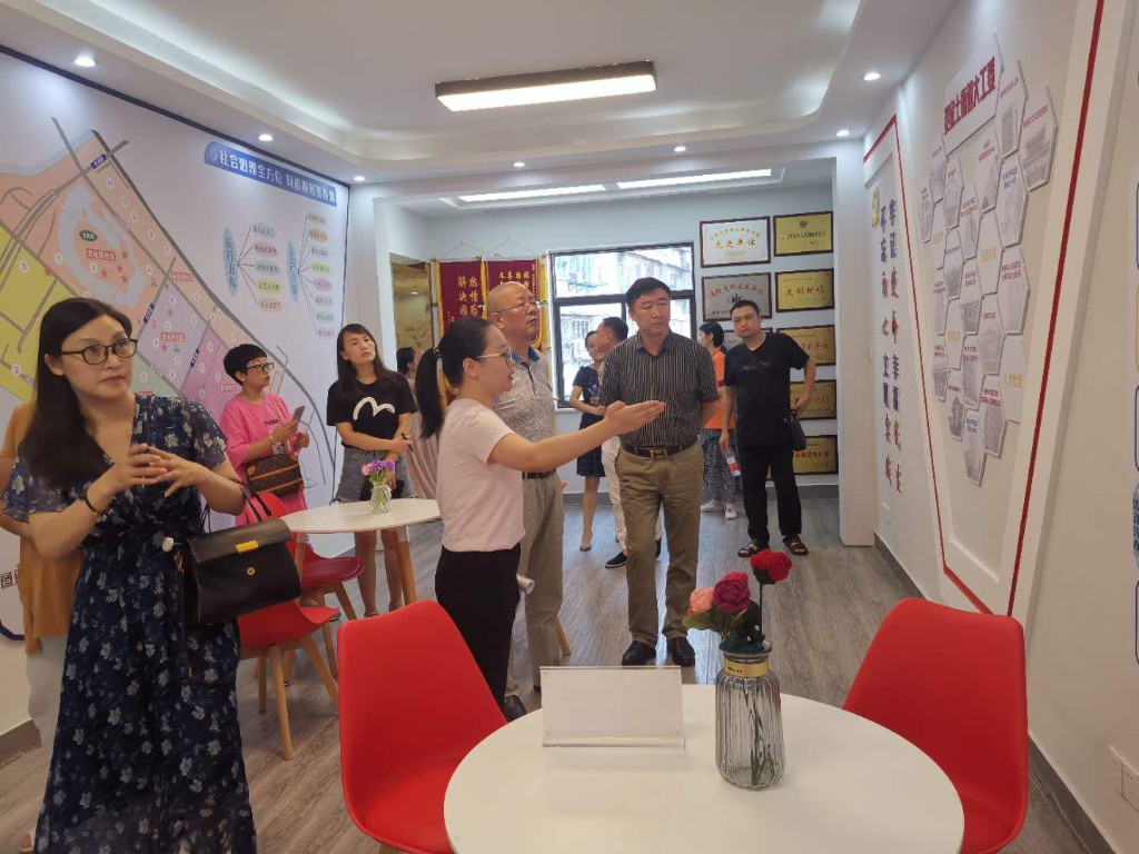 娄底市民政局慈社科相关人员赴贺家土街道办事处参观学习“三社联动”工作