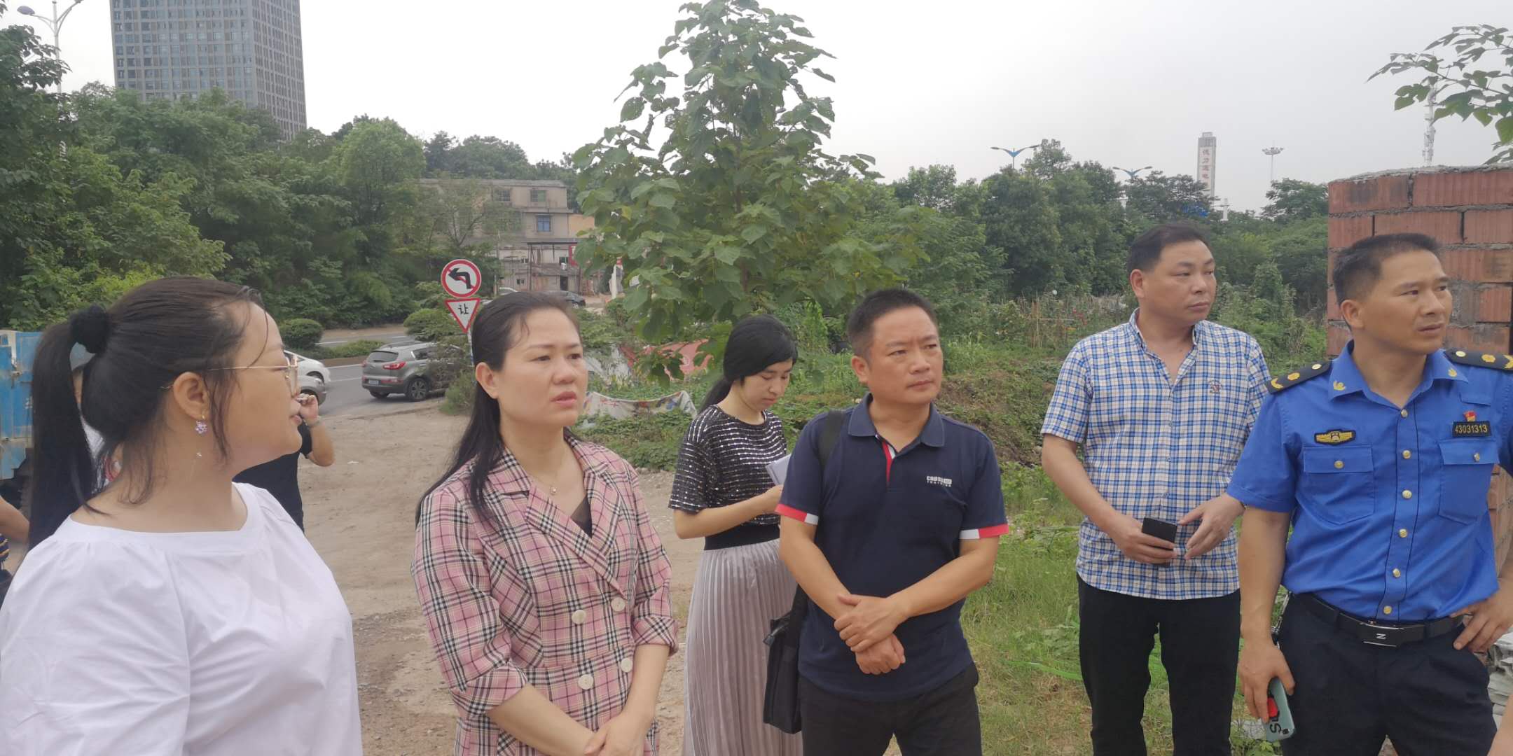 株洲市天元区对西环线附近"砂厂"违法经营问题开展多部门联合检查整治专项行动