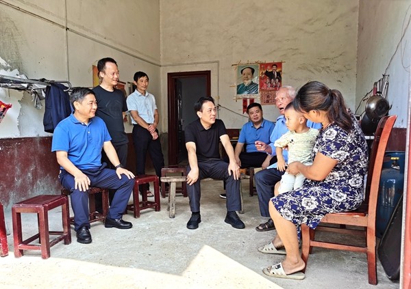 庆八一：康月林走访慰问复员军人和伤残军人