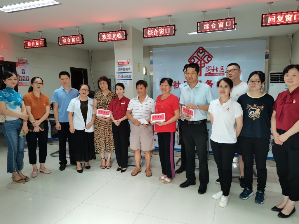 区行政审批服务局党支部开展“七一”慰问“困难党员”、“抗疫先锋”活动