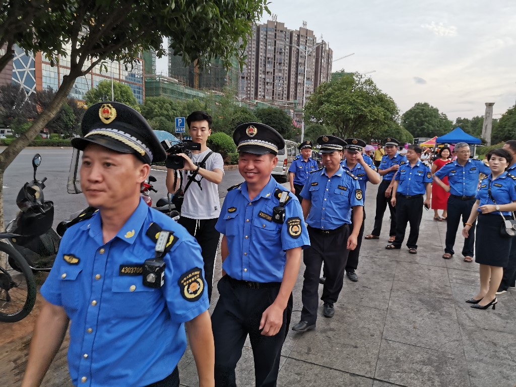 攸县城管执法大队对城区“地 摊经济”进行综合治理