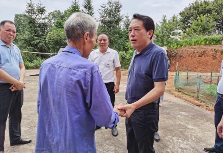 迎“七一”　康月林走访慰问困难党员　要求：进一步加大关怀力度　解决其实际困难
