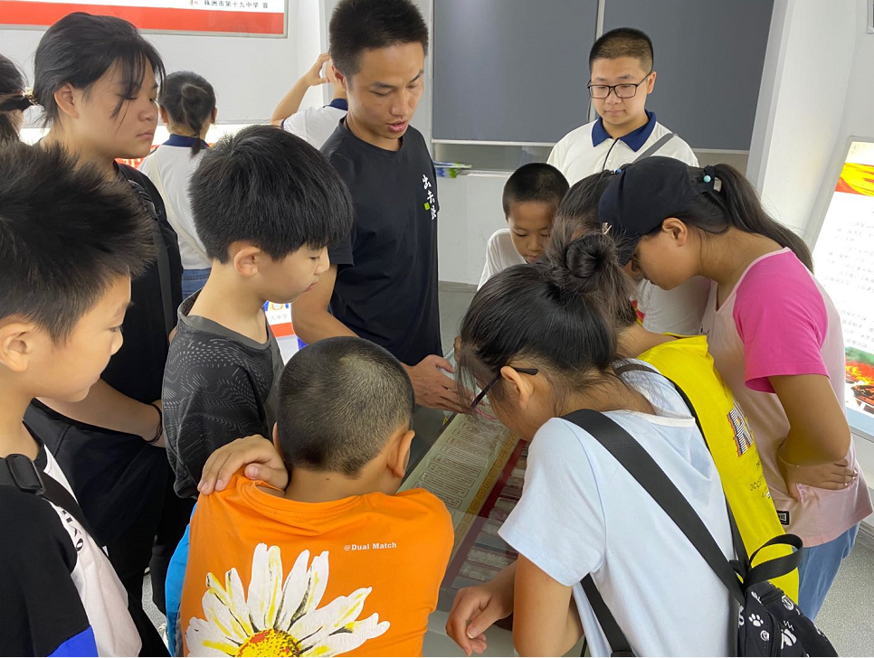 茨菇塘街道组织学生参观禁毒教育基地