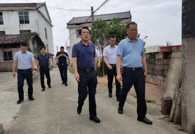 迎“七一”　康月林走访慰问困难党员　要求：进一步加大关怀力度　解决其实际困难