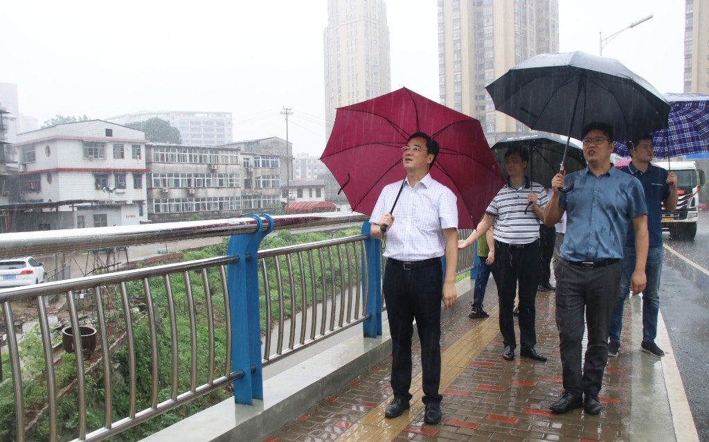 荷塘区总河长王利波带队巡河